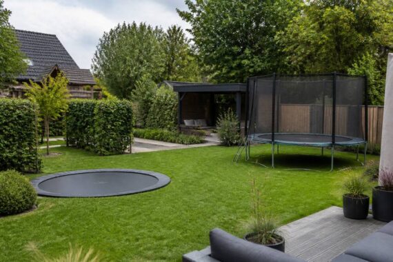 Vergelijking tussen een inground trampoline en een opbouw trampoline in een achtertuin