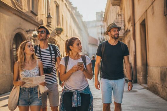 Een fotorealistische stedentrip setting voor een weekend weg: mensen wandelen door een Europese stad bij zonnig weer