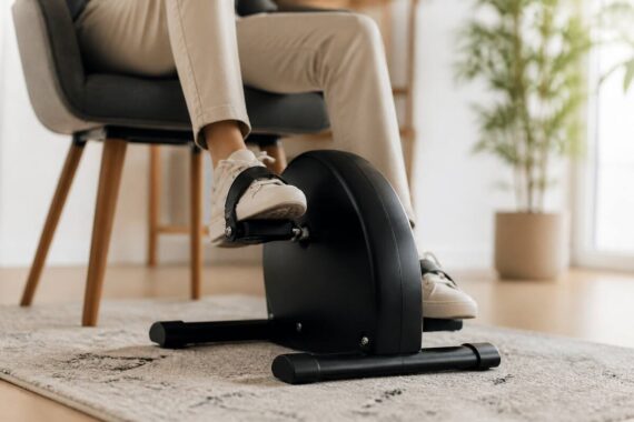 Stoelfiets in een lichte woonkamer, klaar voor rustig gebruik